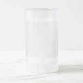 完全に白い特徴のない表面が フロストグラスビールジョッキ (中央)