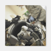 完全に組み立てられた航空機乗務員ヘルメット マグネット (正面)