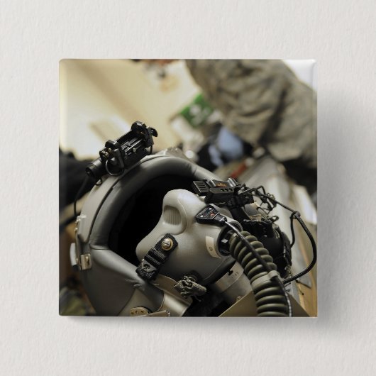 完全に組み立てられた航空機乗務員ヘルメット 缶バッジ (正面)