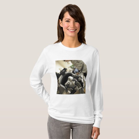 完全に組み立てられた航空機乗務員ヘルメット Tシャツ (正面フル)