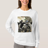 完全に組み立てられた航空機乗務員ヘルメット Tシャツ (正面)