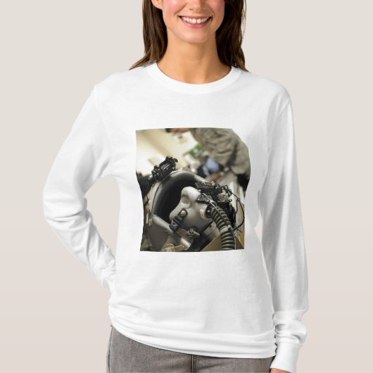 完全に組み立てられた航空機乗務員ヘルメット Tシャツ (正面)