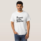 完成を超えた進歩 – 手書きやる気を起こさせる版 Tシャツ (正面フル)