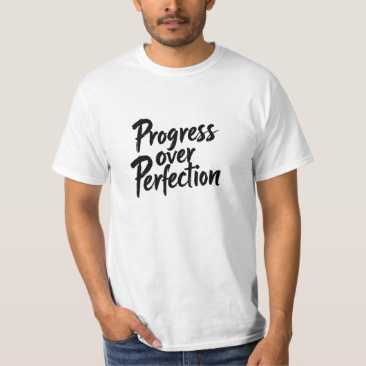 完成を超えた進歩 – 手書きやる気を起こさせる版 Tシャツ (正面)