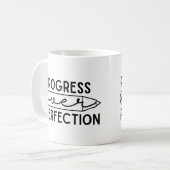 完成を越えて進歩する コーヒーマグカップ (正面左)