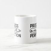 完成を越えて進歩する コーヒーマグカップ (中央)