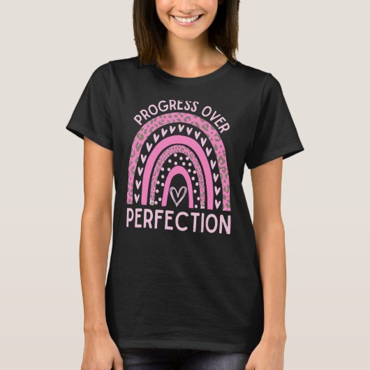 完璧さを超えてやる気を起こさせる進歩し続ける Tシャツ (正面)