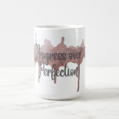 完璧さを超えて進歩絵を描する コーヒーマグカップ (中央)