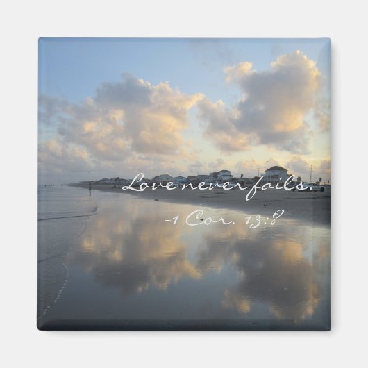 完璧なビーチ愛は決して失敗しない–1 Cor.13:8 マグネット (正面)