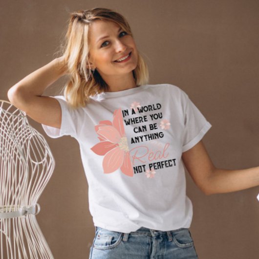 完璧なピンクの花で実在はない何でも Tシャツ