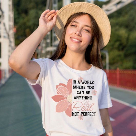 完璧なピンクの花で実在はない何でも Tシャツ