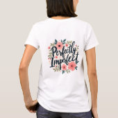 完璧な不完全さの花柄タイポグラフィー名言 Tシャツ (裏面)