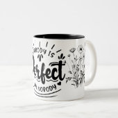 「完璧な人はいなよくはしゃぐい、完璧な人はいない」 ツートーンマグカップ (正面右)