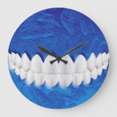 完璧な白い歯が歯医者の青い壁時計をかむ ラージ壁時計 (正面)