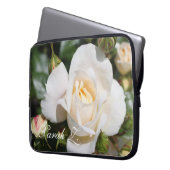 完璧な白バラの花ノートパソコンケース。名前。 ラップトップスリーブ (正面左)