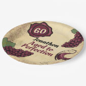完璧な誕生日パーティーのワインの試飲に熟成 ペーパープレート (アングル)