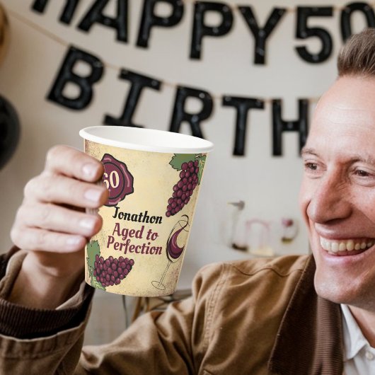 完璧な誕生日パーティーのワインの試飲に熟成 紙コップ