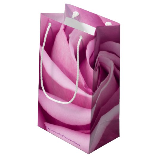 完璧に折り畳まれたピンクのバラ スモールペーパーバッグ (裏面アングル)