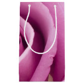 完璧に折り畳まれたピンクのバラ スモールペーパーバッグ (正面)