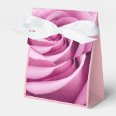完璧に折り畳まれたピンクのバラ フェイバーボックス (正面サイド)