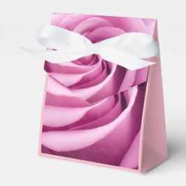 完璧に折り畳まれたピンクのバラ フェイバーボックス