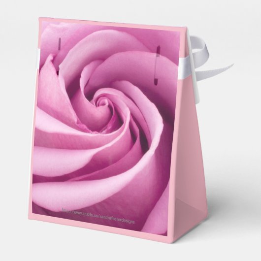 完璧に折り畳まれたピンクのバラ フェイバーボックス (裏面サイド)