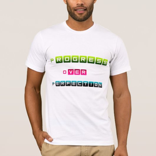 完璧より進歩 モチベーショナルタイポグラフィーD Tシャツ (正面)