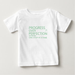 完璧より進歩 モチベーションを高めるタイポグラフィ ベビーTシャツ