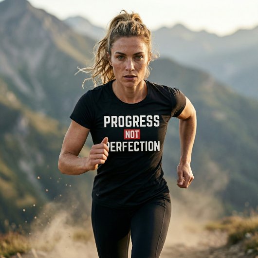 完璧を求めず進歩を重視するジムモチベーションTシャツ Tシャツ