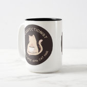 完璧主義者のコーヒーと猫好きが共感するユーモアあふれるフレーズ ツートーンマグカップ (正面左)