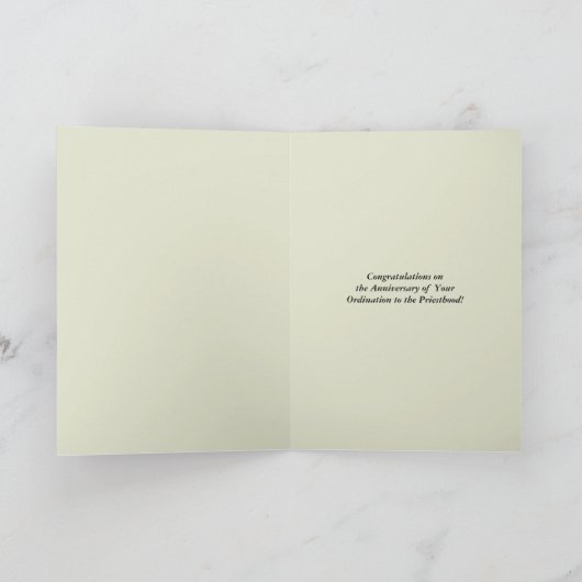 宗教カトリックの司祭の聖職授与式記念日 カード (内部)