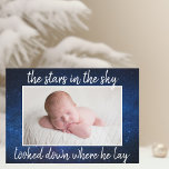 宗教的なクリスマスベビー写真誕生のお知らせ<br><div class="desc">空の星々は彼が横たわっている場所を見下ろした。Mangerで美しいクリスマスの歌の歌詞の下にあなたの写真を特集した美しい宗教的なかわいらしクリスマスの誕生の発表遠くに。休日のメッセージと一緒に男の赤ちゃんの詳細を背面にアナウンスする。このクリスチャンのカードの正面には、青い夜空の上に完全な写真が置かれている。</div>