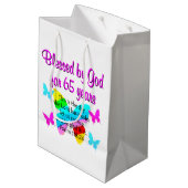 宗教的65番目の誕生日蝶デザイン ミディアムペーパーバッグ (裏面アングル)