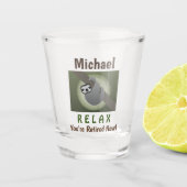 定年ハッピーキュートおもしろい怠け者ナマケモノ ショットグラス (正面)