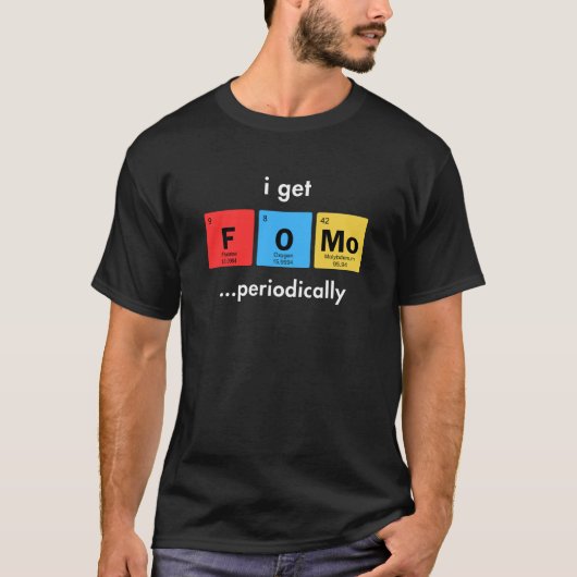 定期的にFOMOに襲われる人へ 面白いデザイン Tシャツ (正面)
