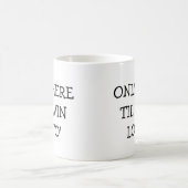 宝くじで当たるまでここにいるのみ コーヒーマグカップ (中央)