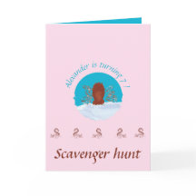 宝探しが楽しいパステルピンクのさつき掘りのウッドチップにいるかわいいリス