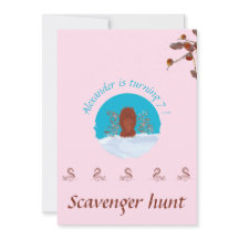 宝探しが楽しいピンクのパステルカラーのウッドチップを掘るかわいいリス