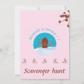 宝探しが楽しい ピンクのパステルカラーのウッドチップを掘るかわいいリス 招待状 (正面)