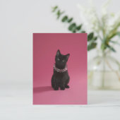 宝石で飾られたネックレスを着た黒い子猫 ポストカード (スタンド正面)