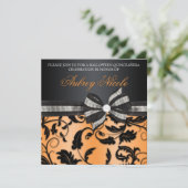 宝石で飾られた弓との渦巻のQuinceañeraの花の招待 招待状 (スタンド正面)