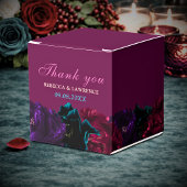 宝石のような色合いの花をあしらったウェディング フェイバーボックス