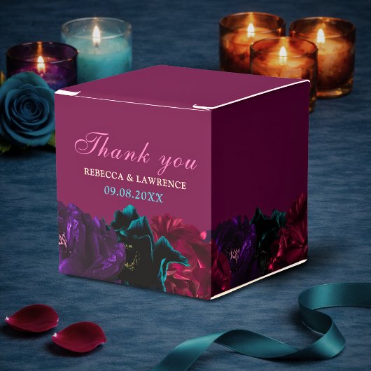 宝石のような色合いの花をあしらったウェディング フェイバーボックス