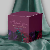 宝石のような色合いの花をあしらったウェディング フェイバーボックス