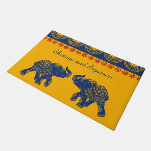 宝石を飾ったゾウ、ゴルド、ブルーパーソナライズされた ドアマット (アングル)