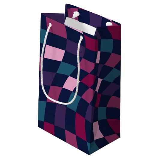 宝石トーンカラフルのゆがんだチェッカーボード スモールペーパーバッグ (裏面アングル)
