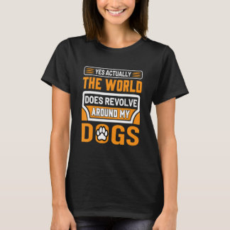 実は世界は私の犬中心に回ってるんです Tシャツ