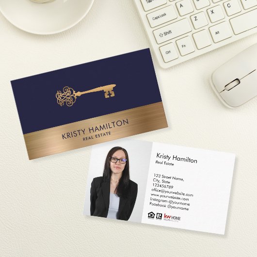 実在不動産プロフェッショナル不動産仲介業者鍵挿入写真 名刺