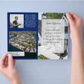 実在写真家の折り畳みパンフレットテンプレート チラシ (手)