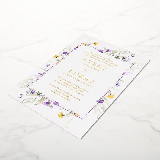 実在金ゴールド紫フローラエレガントモノグラム結婚ズ 箔招待状 (回転した状態)